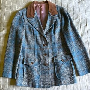 Vintage junior size 13 suit. Blazer is hip length, skirt length is 18”